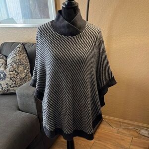 Banana Republic Houndstooth Poncho M